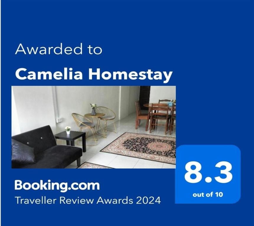 斯里伊斯兰德Camelia Homestay的一张客厅的一张图画,客厅配有沙发