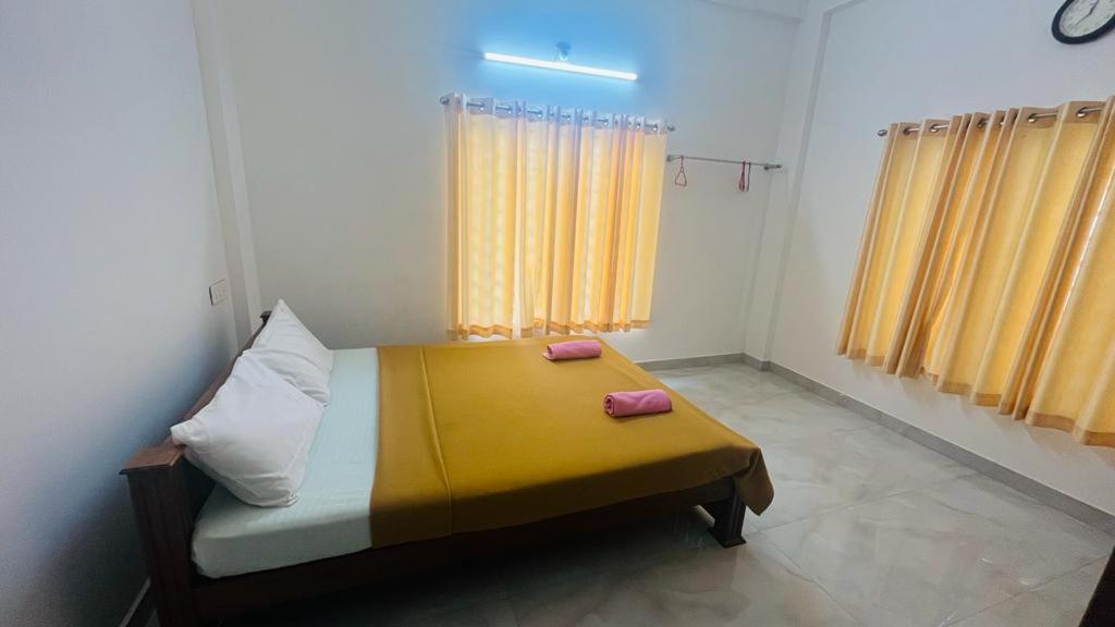 AnachalCasa valley peruim villa的一间小房间,房间内设有一张黄色的床
