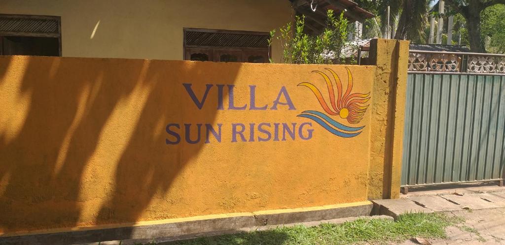 陶尔佩Villa Sun Rising的黄色的标志,读到别墅的太阳升起