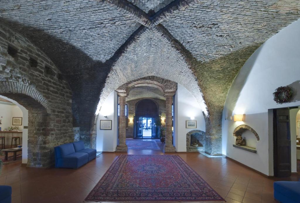 巴斯蒂亚乌姆布拉斯佩达利乔酒店的城堡里带砖墙的走廊