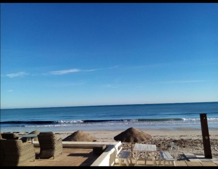 El MaamouraH.younes的海滩上设有椅子和遮阳伞,还有大海
