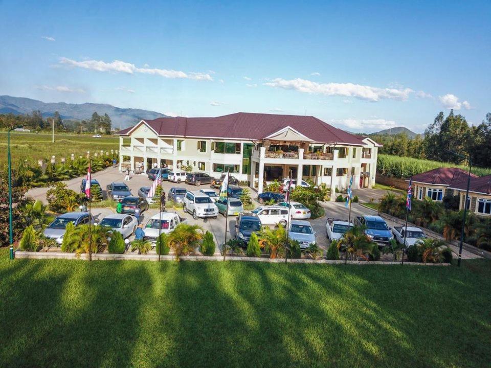 MuhoroniKoru Country Club的享有酒店空中景色,设有停车场