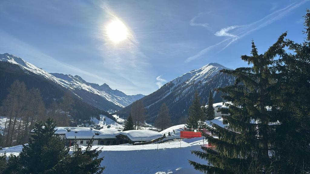 达沃斯Chalet Studio - Top Ausstattung - beste Lage Davos的天空中白雪覆盖的山