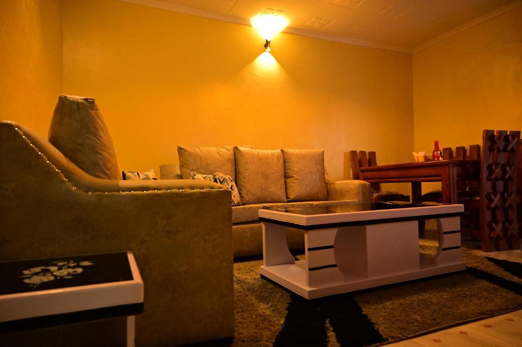 NarokTHE PINGS BNB的带沙发和咖啡桌的客厅