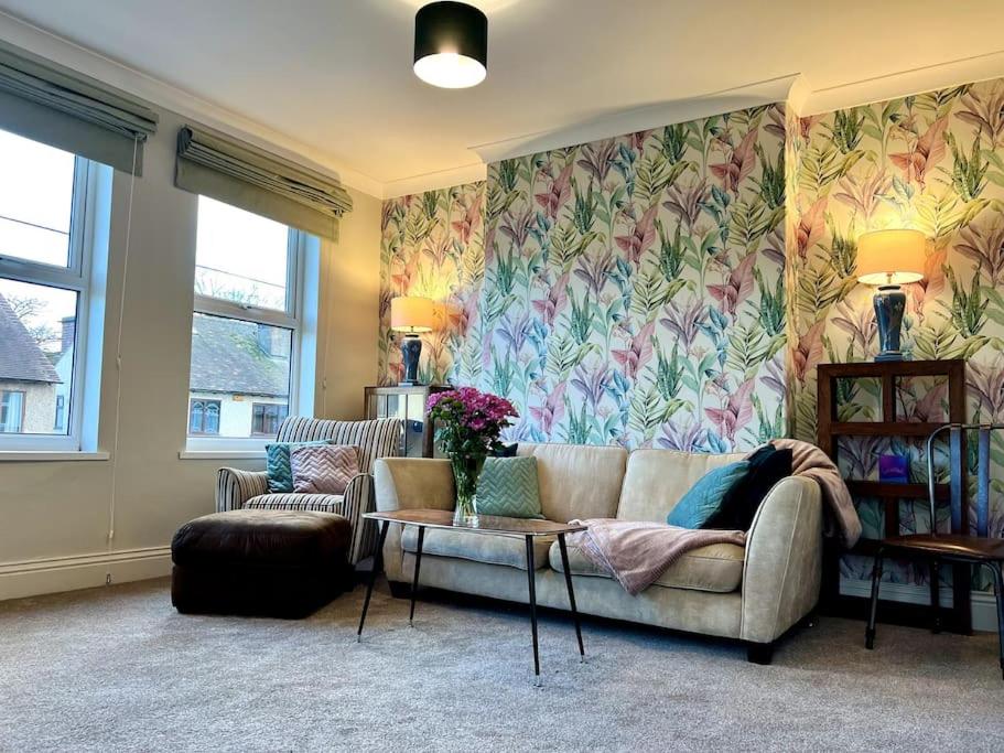 诺丁汉The Lily•Central Beeston•Private Apartment•SmartTV•Free Wi-Fi•Tram•的带沙发和花卉壁纸的客厅