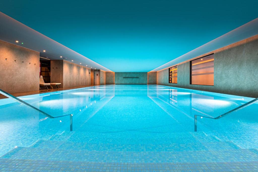 泰晤士河畔里士满Harbour Hotel & Spa Richmond的在酒店房间的一个大型游泳池