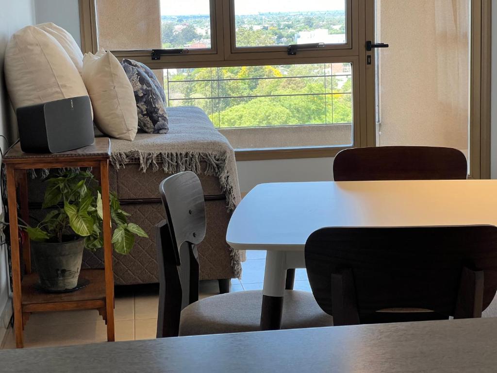 雷西斯膝西亚Dpto 11-UNNE的客厅配有桌子、沙发和窗户