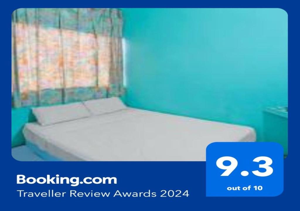 JodohSPOT ON 91732 Rani Homestay Syariah的一间卧室配有一张蓝色墙壁的床