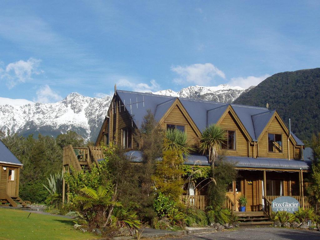 福克斯冰川福克斯冰川旅馆的一座大木房子,背景是群山