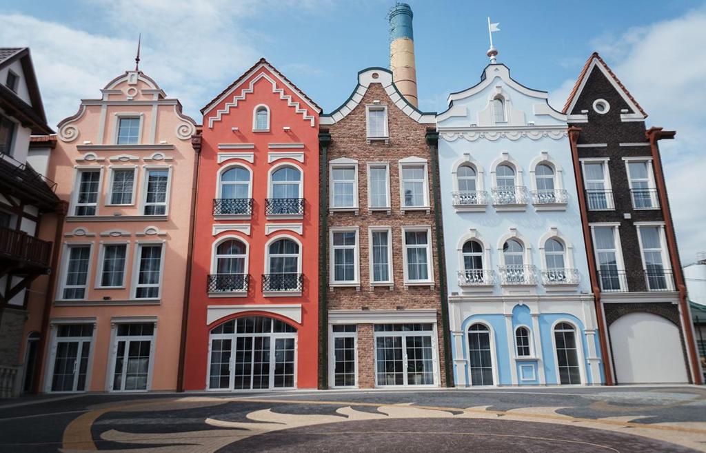 罗夫诺Optima Collection Bergshloss Rivne的街道上一排色彩缤纷的建筑