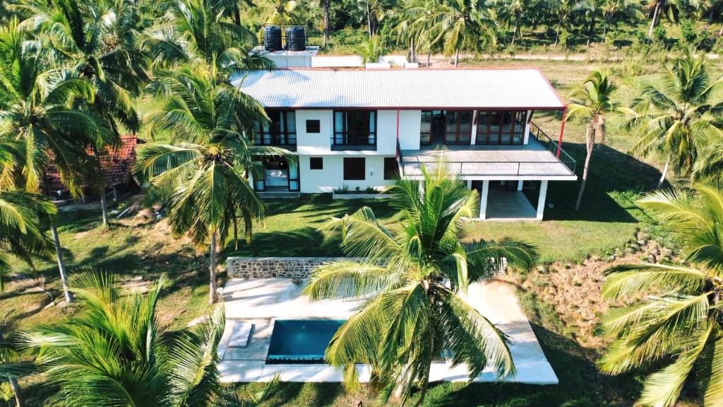 达瓦拉维Tsuru Villa的棕榈树房屋的空中景致