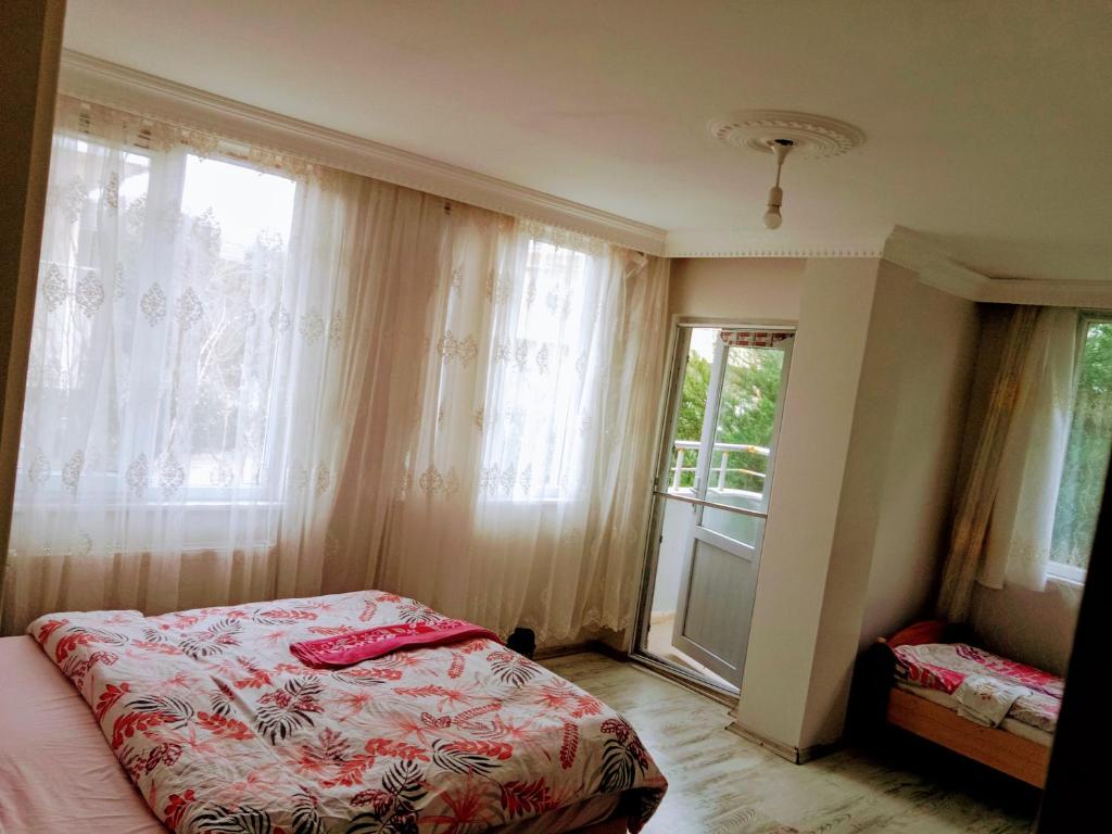 ArnavutköyForest villa- 5 minutes from the airport的一间卧室设有一张床和一个窗口