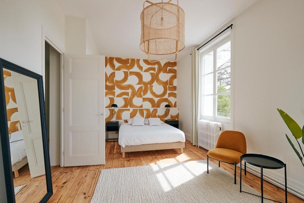 昂德雷济厄布泰翁Maison Martouret - Colodge的卧室配有床、椅子和窗户。