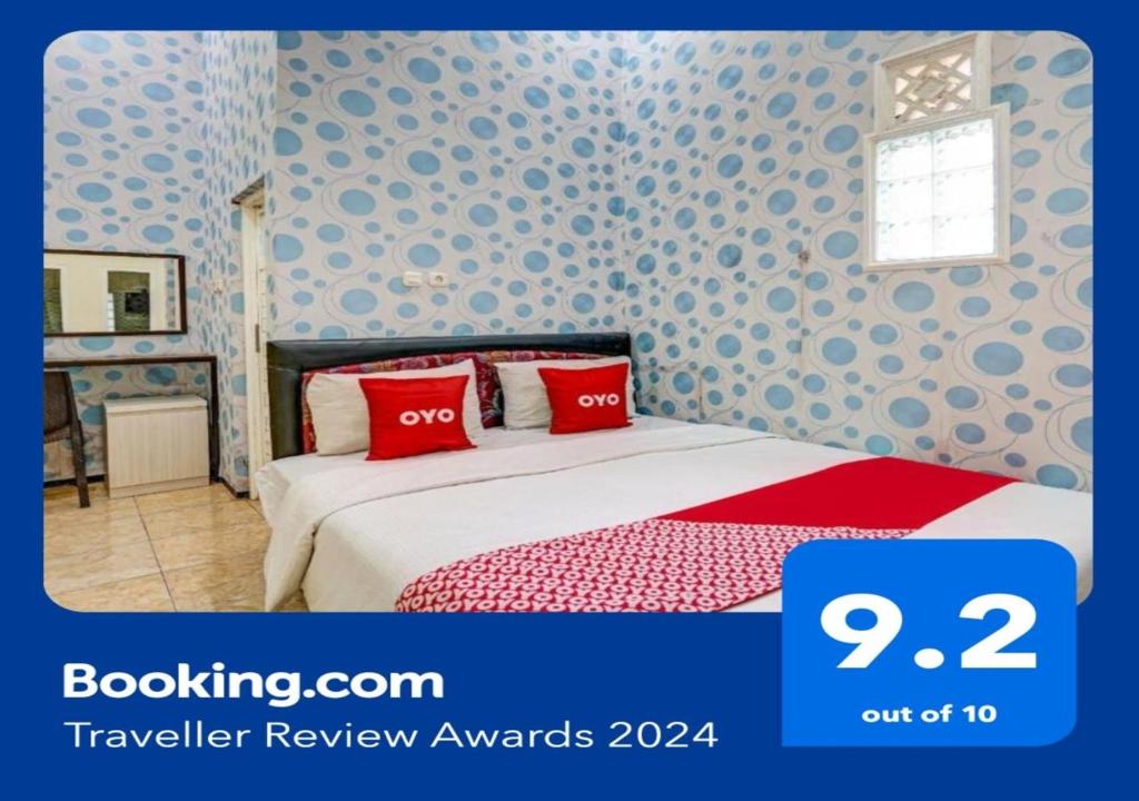 特勒贡Super OYO 90642 Lancar Homestay Syariah的一间卧室配有一张带红色枕头的床