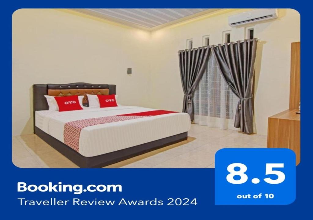 巴东Capital O 90643 Suri Guest House Syariah的一间卧室配有红色枕头的床