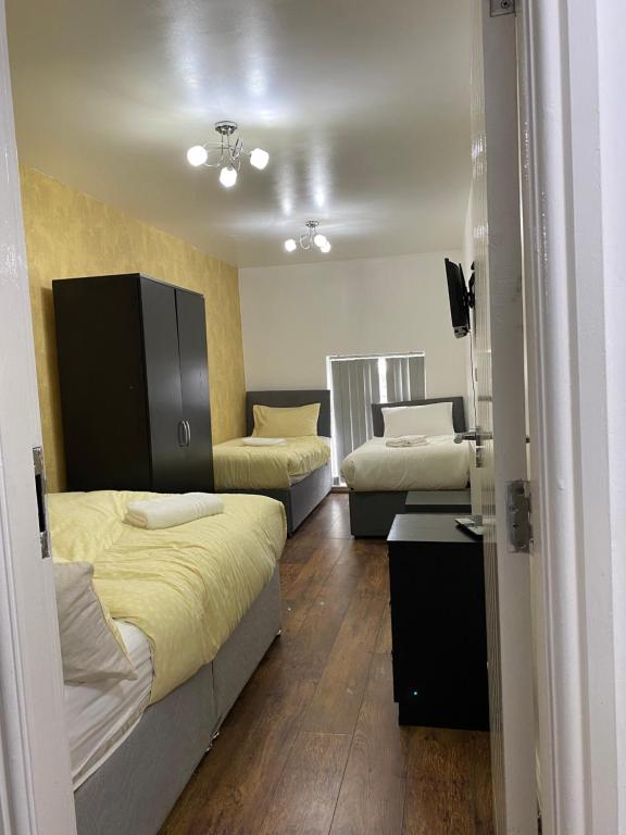 曼彻斯特卢施尔梅旅馆的一间设有两张床和一张沙发的房间