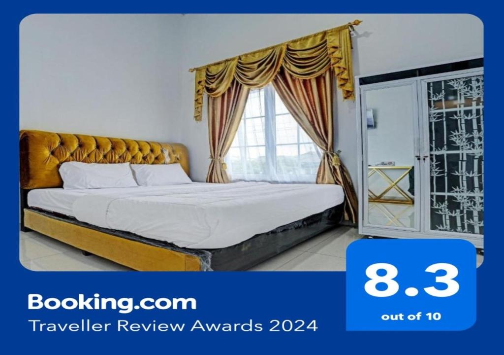 邦加槟港OYO 92708 Hotel Mufasa Syariah的一间卧室设有一张大床和大窗户