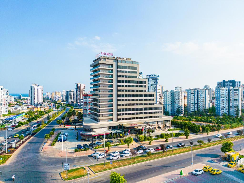 ÇiftlikköyAnemon Kent Mersin Otel的一座高楼城市和一条有汽车的街道