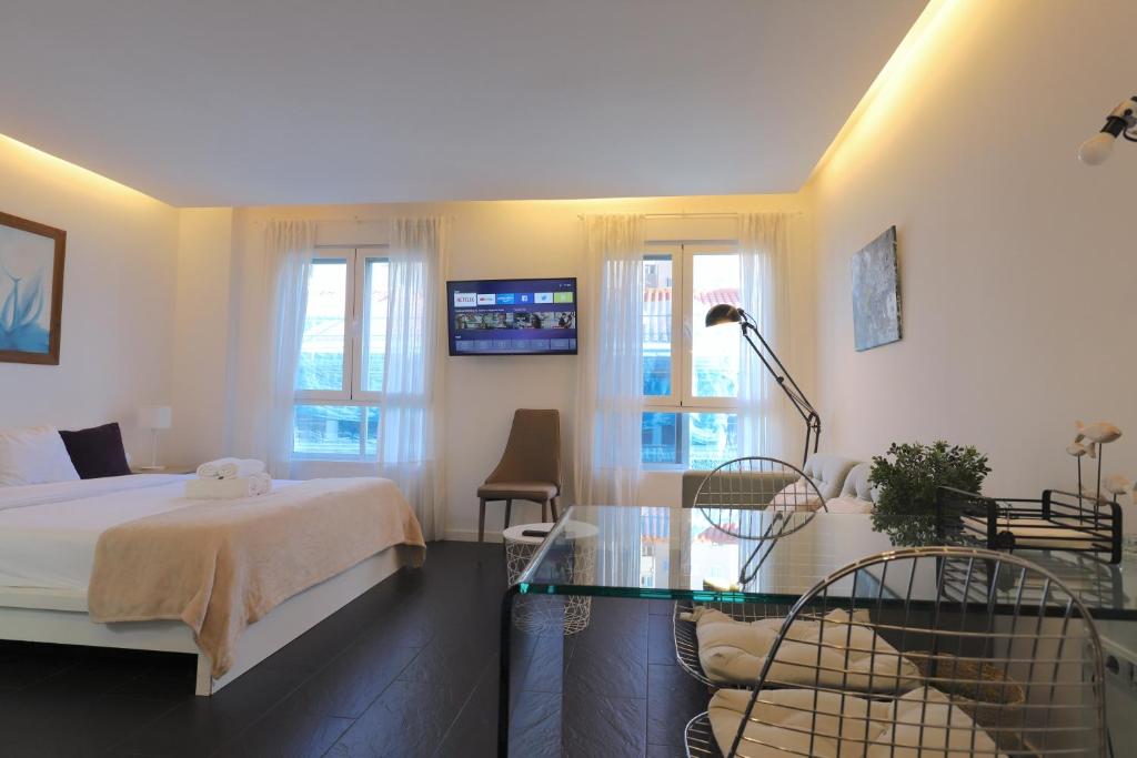 马德里Apartamento Superior Centro Madrid的一间卧室配有一张床和一张玻璃桌