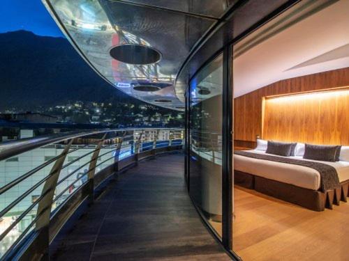 安道尔城Hotel Starc by Pierre & Vacances Premium的船上的一个阳台,上面有床