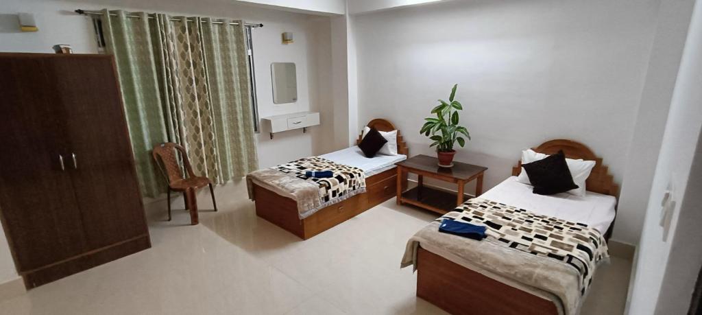 TemiShanti homestay的小房间设有两张床和窗户