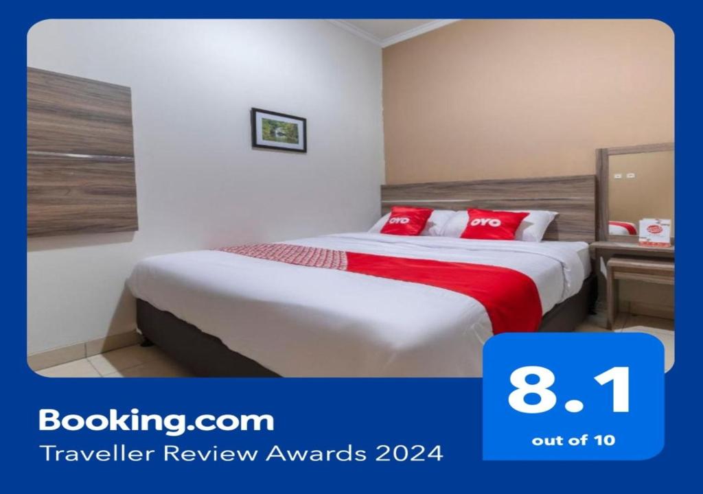 TelukjambeOYO Life 3248 Vision Residence Karawang的酒店客房 - 带两张带红色枕头的床