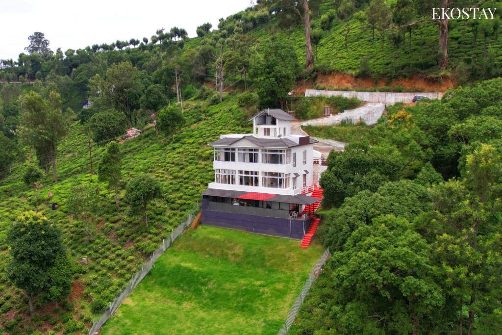 乌提EKOSTAY I Pearl House Villa I 360 Degrees Tea Estate的山丘上大房子的空中景色