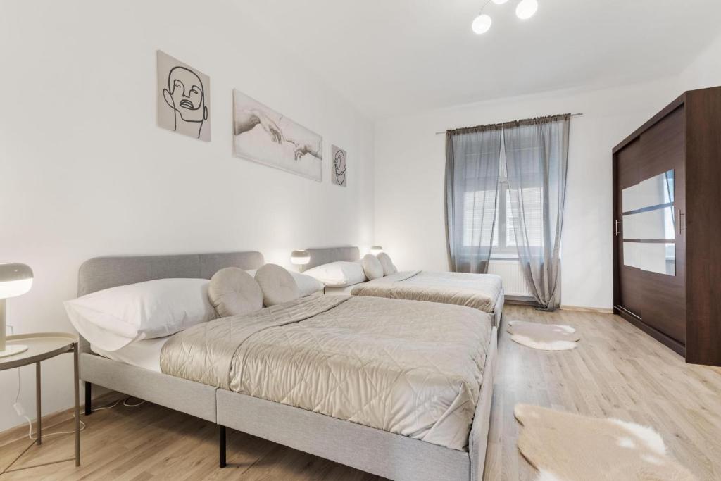 布拉迪斯拉发City Center Suite - Modern & Stylish的白色的卧室设有一张大床和一个窗户