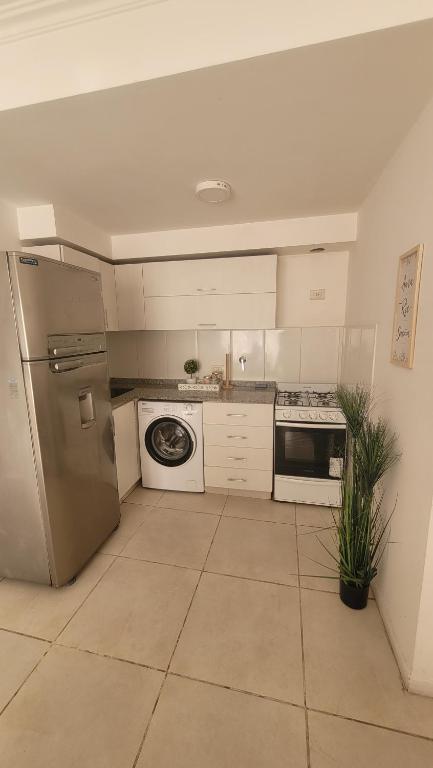LanúsMinistro brin的厨房配有不锈钢冰箱和洗碗机