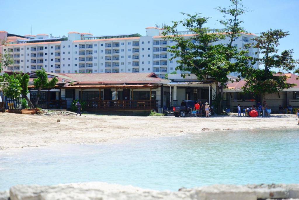 Lapu Lapu CityThe Beach Park Hadsan的海滩上的度假村,其建筑背景为: