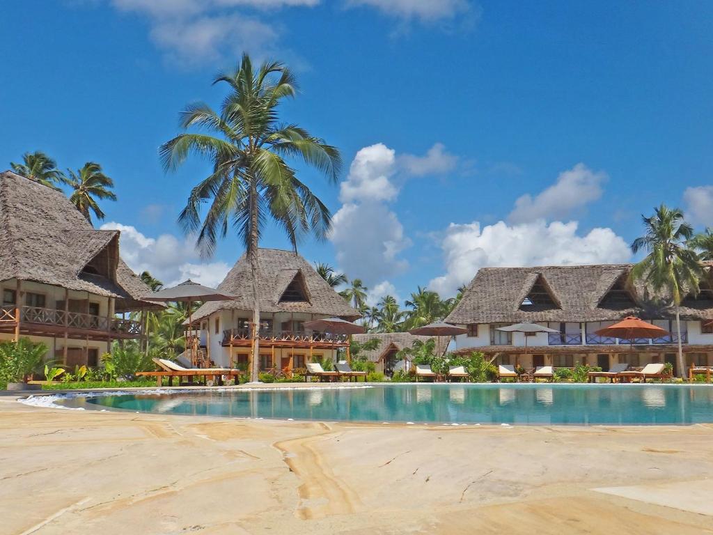蓬圭本格威湾度假村的一个带游泳池和棕榈树的度假村