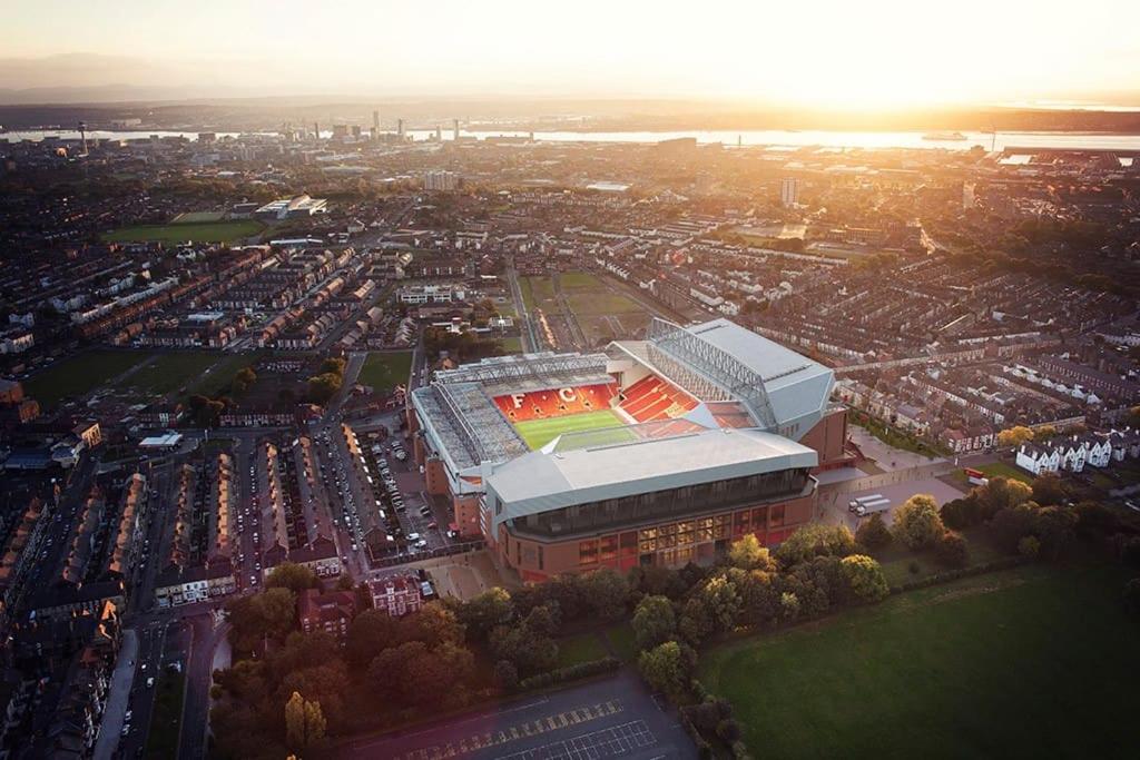 利物浦Anfield end terraced home的享有体育场空中美景,设有网球场