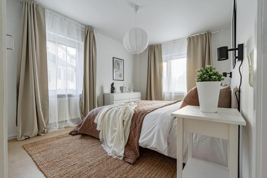 斯德哥尔摩Sodermalm Hideaway Haven的白色卧室配有床和桌子
