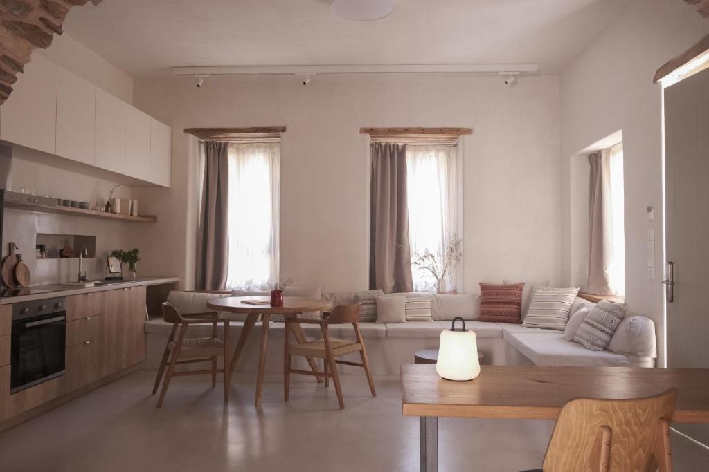 希俄斯enδόtera chios apartments的厨房以及带桌子和沙发的客厅。