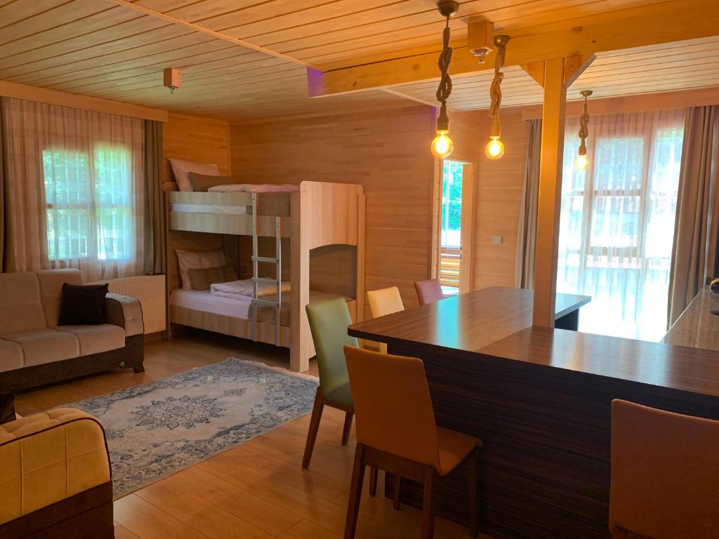 乌宗Bavul Suite的客厅配有桌子和双层床。