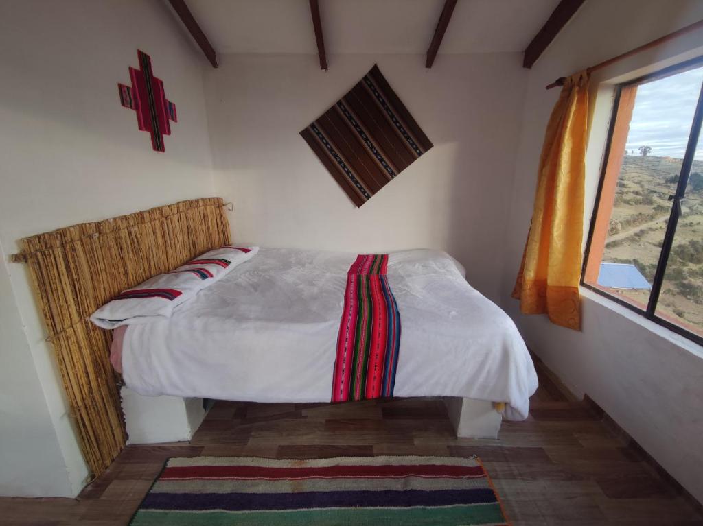Comunidad YumaniINTI WASI LODGE的一间带床的卧室,位于带窗户的房间内