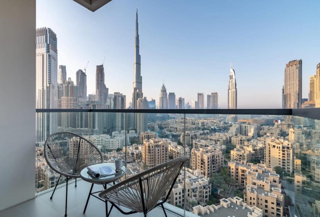 迪拜Silkhaus Burj Khalifa view large 2BDR in new tower的从大楼顶部可欣赏到城市美景
