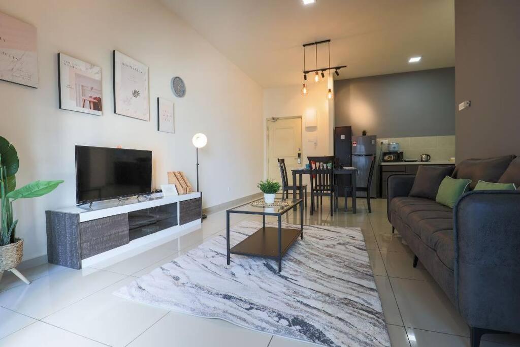 马六甲Atlantis Residence - Modern Luxury的带沙发和平面电视的客厅