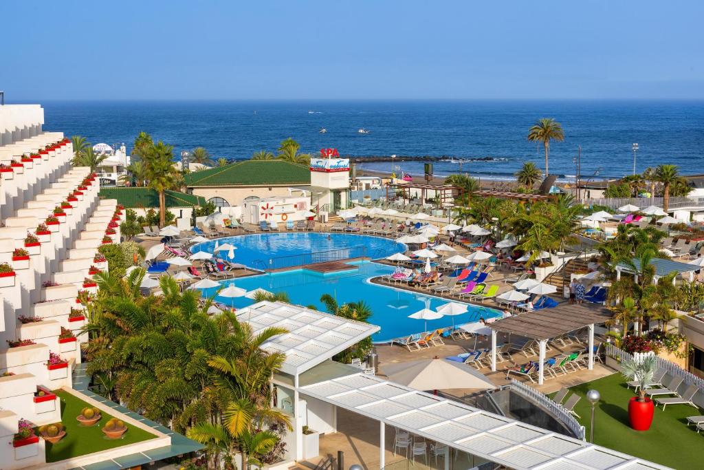 美洲海滩Alexandre Hotel Gala的享有带游泳池和海洋的度假村的空中景致
