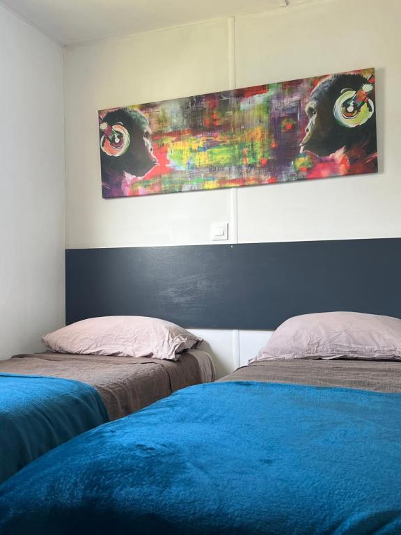 SERRA DI FIUMORBOles bungalows de Lisa Maria的一间卧室设有两张床,墙上挂着一幅画