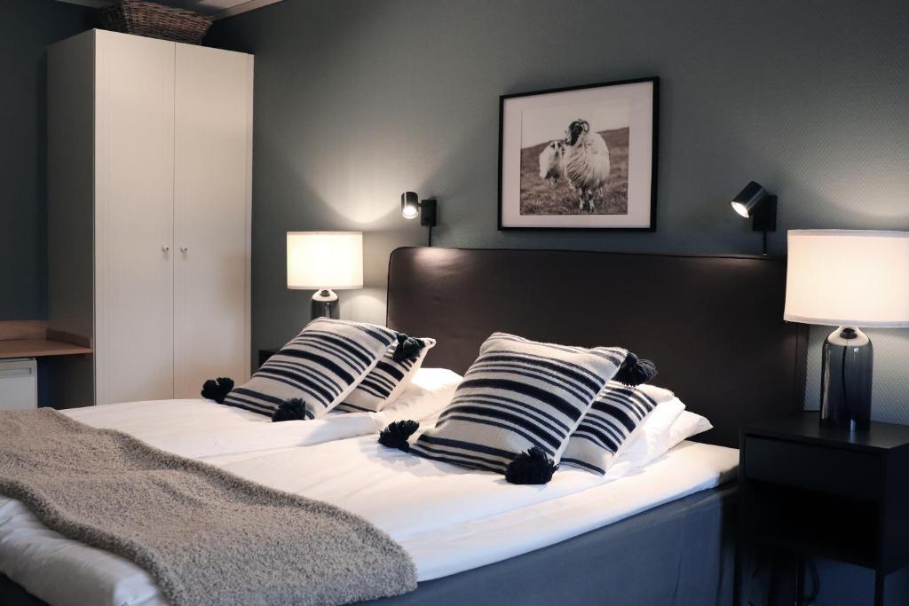 米约尔比米斯卡普酒店的一间卧室配有两张床和条纹枕头