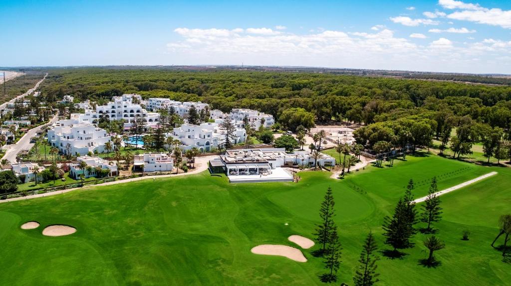 杰迪代铂尔曼玛扎甘皇家高尔夫酒店及Spa的享有度假村高尔夫球场的空中景致