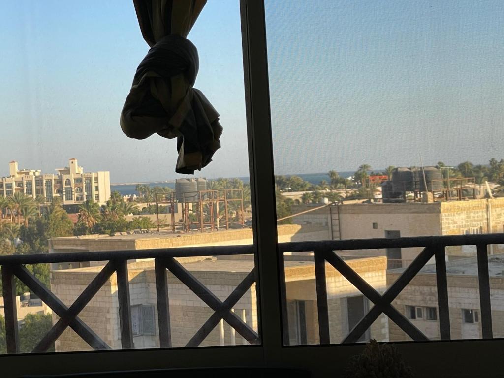 赫尔格达شقه بالغردقه的市景窗户