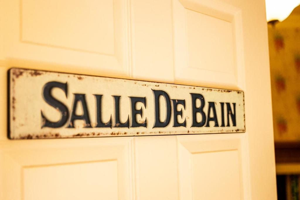 布由德利Kateshill House Bed & Breakfast的门上的一个标牌,上面写着:读出节省下来的巴林