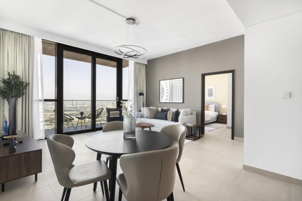 迪拜Silkhaus homely 2BDR with stunning Downtown view with Balcony的客厅配有桌椅和沙发