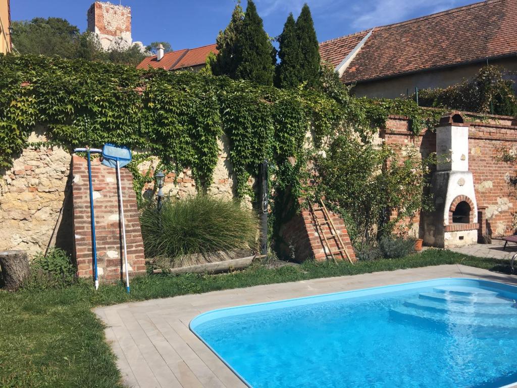 米库洛夫Lormův dvůr的一座房子的院子内的游泳池