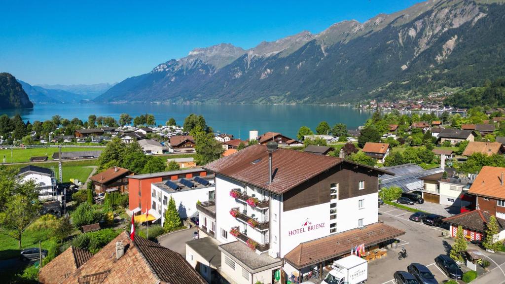 布里恩茨布里恩茨酒店的享有湖泊和山脉小镇的空中景致