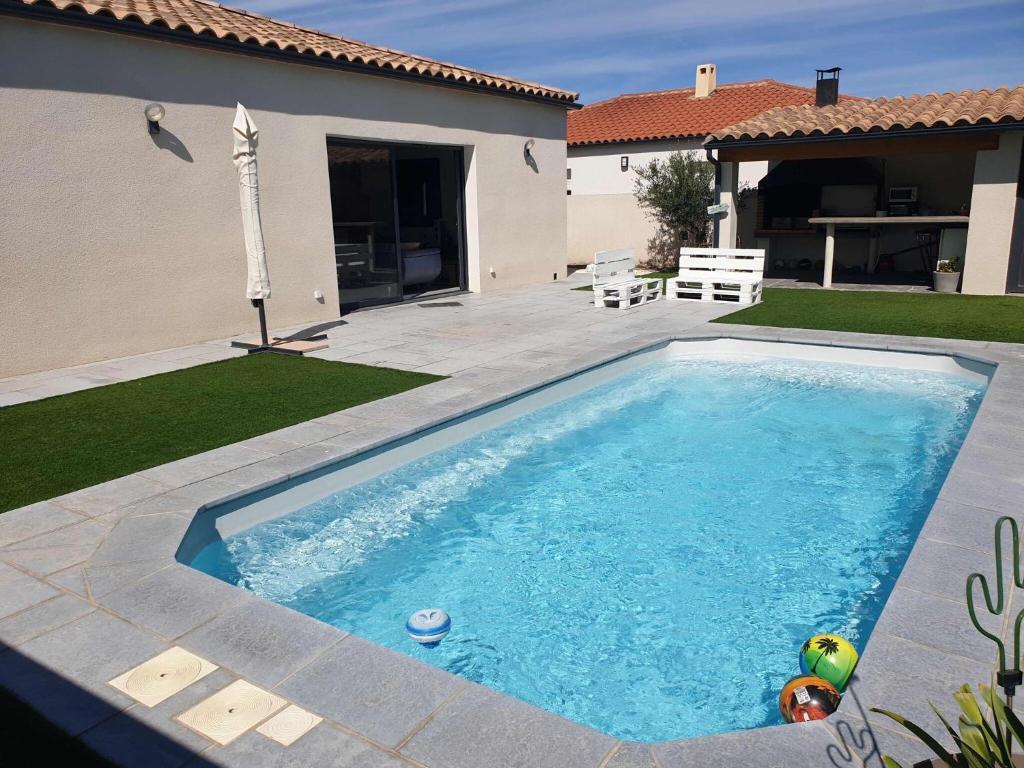 Villa de 3 chambres avec piscine privee jardin clos et wifi a Pia内部或周边的泳池