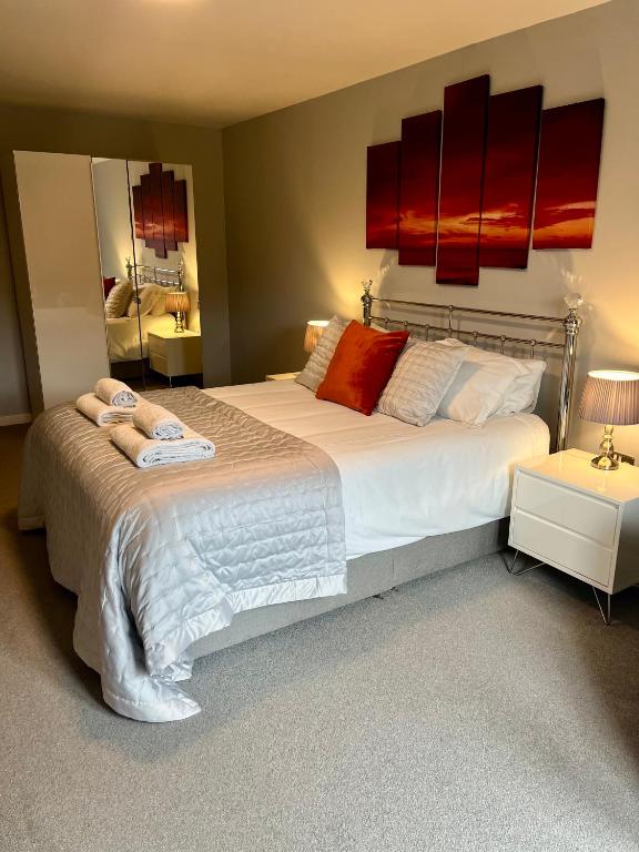 约克Central York Apartment - Skeldergate YO1的一间卧室，有一张大床，床上有两条毛巾