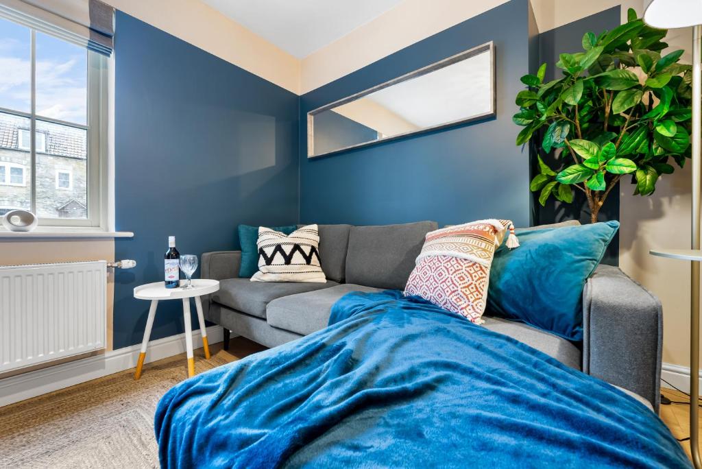 赛伦塞斯特2 bedroom apartment in the Town centre with free private parking的客厅拥有蓝色的墙壁和沙发